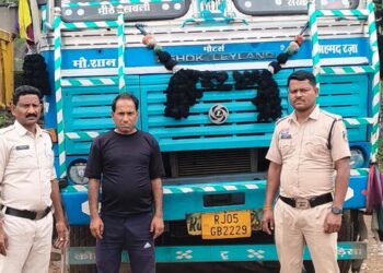 ऑपरेशन प्रहार: 24 टन अवैध कबाड़ से लदा 14 चक्का ट्रक पकड़ा, ₹17.55 लाख का माल और वाहन जब्त