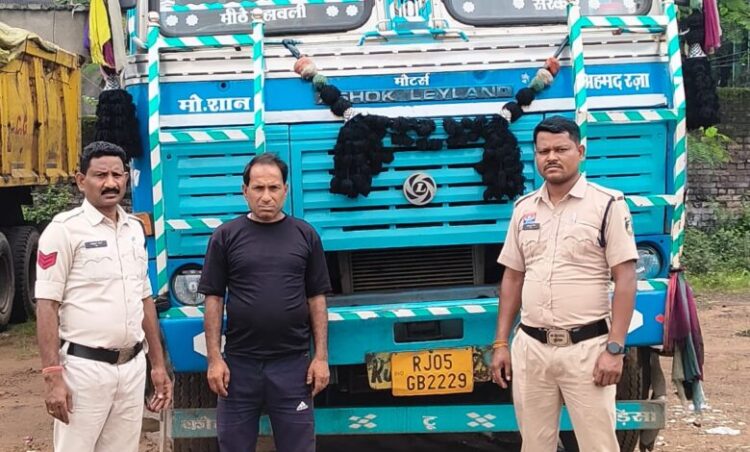ऑपरेशन प्रहार: 24 टन अवैध कबाड़ से लदा 14 चक्का ट्रक पकड़ा, ₹17.55 लाख का माल और वाहन जब्त