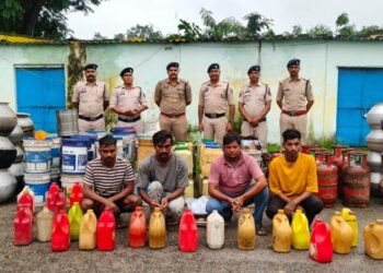 ऑपरेशन आघात के तहत कोतरारोड़ पुलिस की बड़ी कार्रवाई, 395 लीटर महुआ शराब जब्त, 6 आरोपी गिरफ्तार