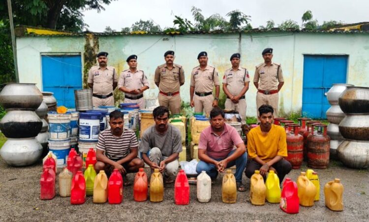 ऑपरेशन आघात के तहत कोतरारोड़ पुलिस की बड़ी कार्रवाई, 395 लीटर महुआ शराब जब्त, 6 आरोपी गिरफ्तार