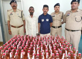 छत्तीसगढ़ में अवैध शराब के खिलाफ बड़ी कार्रवाई, 220 पाव शराब के साथ दो आरोपी गिरफ्तार; 1.34 लाख का सामान जब्त