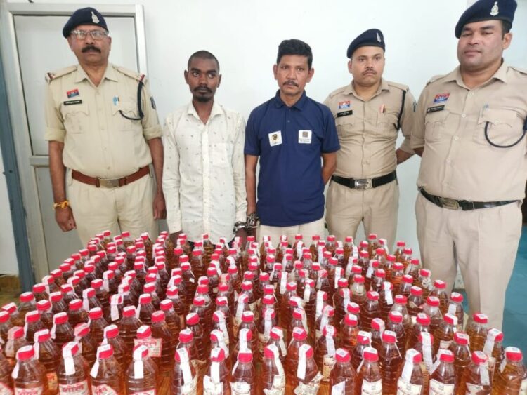 छत्तीसगढ़ में अवैध शराब के खिलाफ बड़ी कार्रवाई, 220 पाव शराब के साथ दो आरोपी गिरफ्तार; 1.34 लाख का सामान जब्त