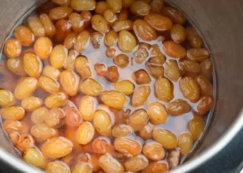 सुबह खाली पेट भीगी हुई किशमिश खाने से शरीर को मिलते हैं 5 बड़े फायदे
