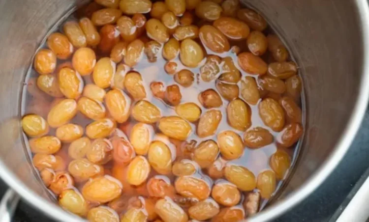 सुबह खाली पेट भीगी हुई किशमिश खाने से शरीर को मिलते हैं 5 बड़े फायदे