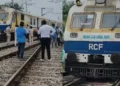 चलती मेमू ट्रेन अचानक पटरी से उतरी, यात्रियों में मची चीखपुकार