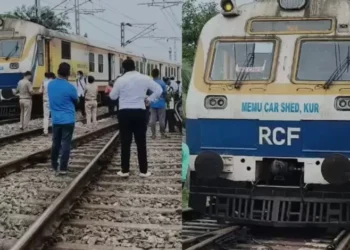 चलती मेमू ट्रेन अचानक पटरी से उतरी, यात्रियों में मची चीखपुकार