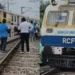 चलती मेमू ट्रेन अचानक पटरी से उतरी, यात्रियों में मची चीखपुकार