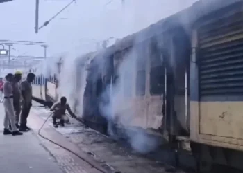 पैसेंजर ट्रेन के कोच में लगी भीषण आग, धू-धूकर जला डिब्बा; यात्रियों में मचा हड़कंप