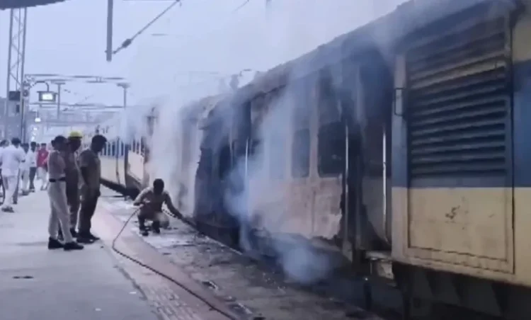 पैसेंजर ट्रेन के कोच में लगी भीषण आग, धू-धूकर जला डिब्बा; यात्रियों में मचा हड़कंप